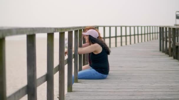 Mujer Joven Relaja Playa Durante Sus Vacaciones Verano Toma Cámara — Vídeos de Stock