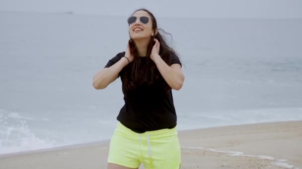美丽的姑娘在海滨的海滩上玩得很开心 慢镜头 — 图库视频影像