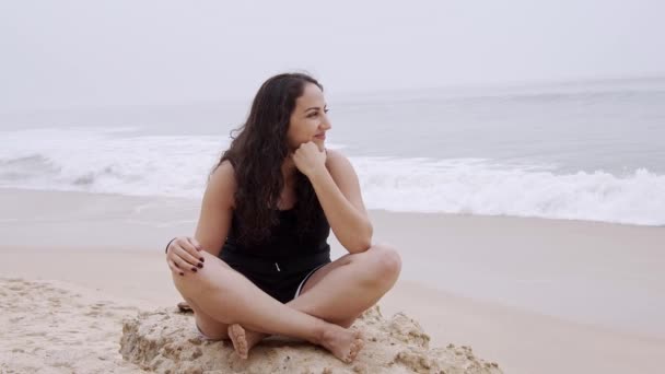 Έχοντας Μια Μεγάλη Χαλαρωτική Στιγμή Στην Παραλία Όμορφα Κορίτσια Στις — Αρχείο Βίντεο