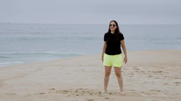 Menina Bonita Diverte Praia Beira Mar Férias Verão Tiro Câmera — Vídeo de Stock