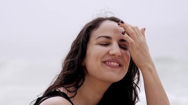 Dia Relaxante Despreocupado Praia Meninas Bonitas Nas Férias Verão Tiro — Vídeo de Stock