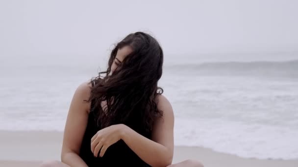 Genç Bir Kadın Yaz Tatili Boyunca Kumsalda Dinleniyor Yavaş Çekim — Stok video