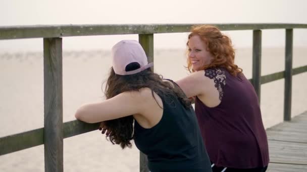 Молодые Женщины Прекрасно Проводят Время Берегу Моря Пляжный Отдых Замедленная — стоковое видео