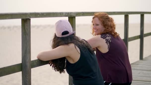 Las Mujeres Jóvenes Tienen Gran Tiempo Frente Mar Vacaciones Playa — Vídeo de stock