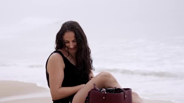 아름답고 소녀는 여름철에 샷으로 해변에서 하루를 보낸다 — 비디오