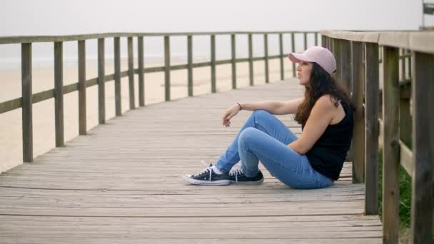 Bella Ragazza Diverte Sulla Spiaggia Sul Lungomare Vacanza Estiva Slow — Video Stock