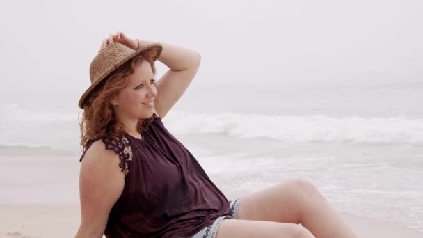 Mujer Joven Relaja Playa Durante Sus Vacaciones Verano Toma Cámara — Vídeos de Stock