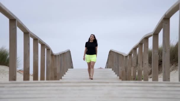 Caminando Muelle Sobre Las Playas Arena Toma Cámara Lenta — Vídeo de stock