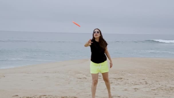 美しい女の子は海辺で楽しい時間を過ごしています 夏休み スローモーションショット — ストック動画