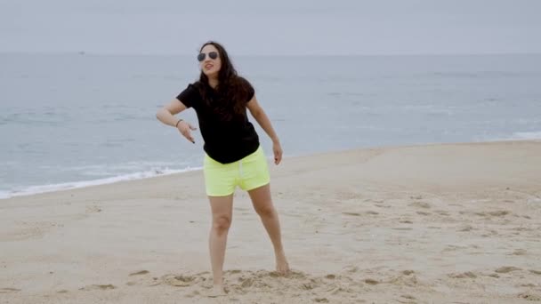 Ein Unbeschwerter Erholsamer Tag Strand Schöne Mädchen Sommerurlaub Zeitlupenaufnahme — Stockvideo