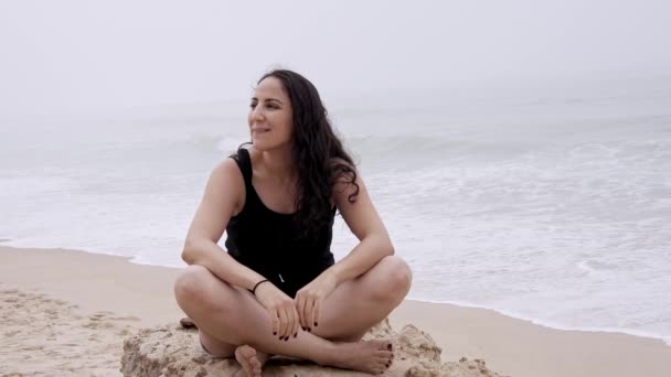 Молода Жінка Відпочиває Пляжі Під Час Літніх Канікул Повільний Рух — стокове відео