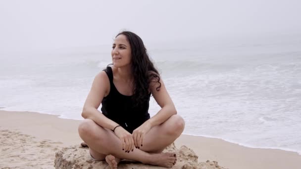 Jovem Relaxa Praia Durante Suas Férias Verão Tiro Câmera Lenta — Vídeo de Stock