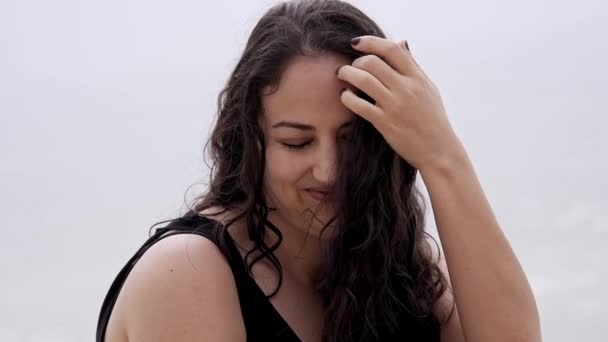 Jonge Vrouw Ontspant Het Strand Tijdens Haar Zomervakantie Slow Motion — Stockvideo