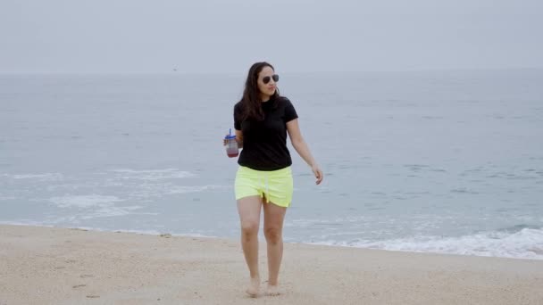 Schöne Mädchen Hat Spaß Strand Meer Sommerurlaub Zeitlupenaufnahme — Stockvideo