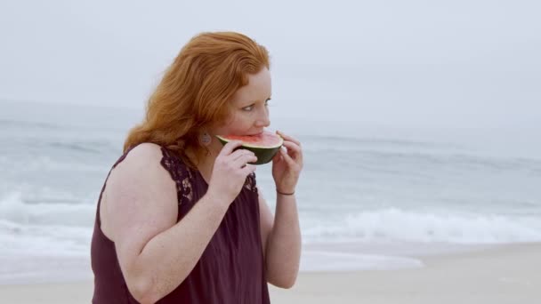 スイカを食べながらビーチでリラックス スローモーションショット — ストック動画