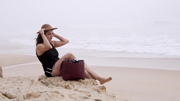 Hermosa Chica Divierte Playa Frente Del Mar Vacaciones Verano Toma — Vídeos de Stock
