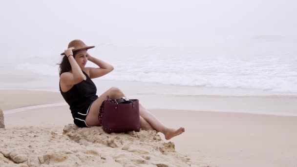 Menina Bonita Diverte Praia Beira Mar Férias Verão Tiro Câmera — Vídeo de Stock