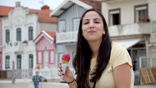 Lahodná Zmrzlina Horkém Letním Dni Cestovní Fotografie — Stock video