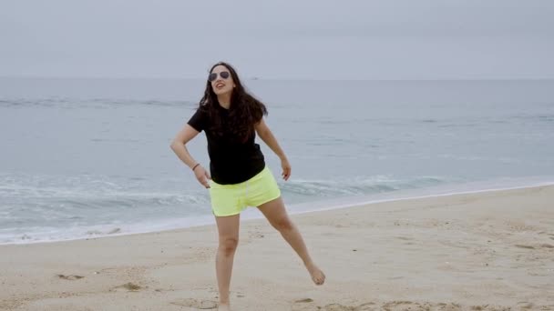 Verão Sol Diversão Praia Meninas Relaxar Ter Grande Momento Frente — Vídeo de Stock