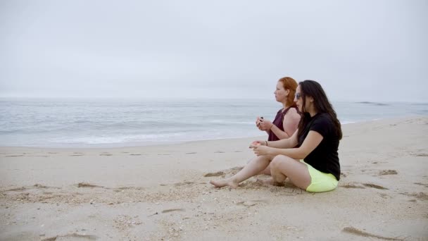 Las Niñas Disfrutan Sus Vacaciones Verano Playa Pura Relajación Toma — Vídeos de Stock