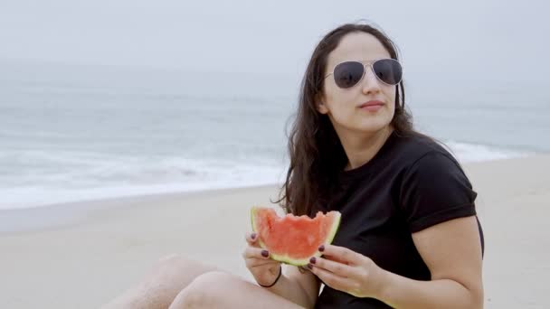 Красива Сексуальна Дівчина Проводить Чудовий День Пляжі Влітку Повільний Рух — стокове відео
