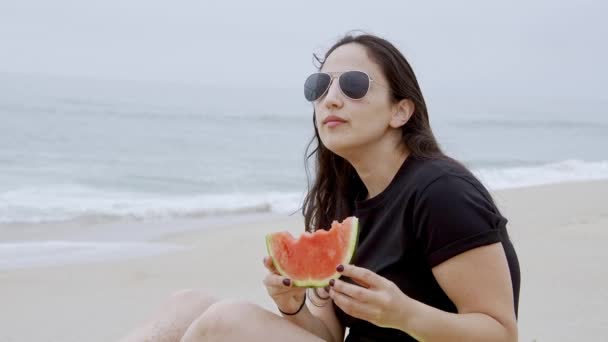 Mooi Meisje Heeft Plezier Het Strand Aan Oceaan Zomervakantie Slow — Stockvideo
