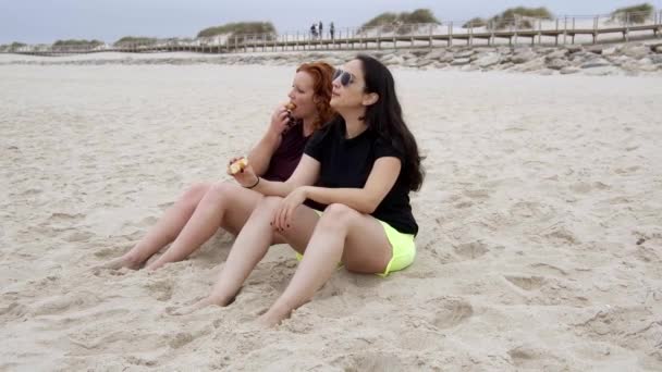 Ter Grande Momento Relaxante Praia Meninas Bonitas Férias Verão Tiro — Vídeo de Stock