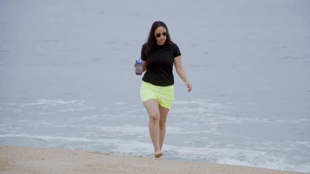 Menina Turca Praia Belo Dia Verão Tiro Câmera Lenta — Vídeo de Stock