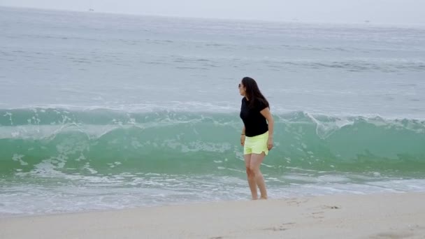 在暑假期间 年轻女子在海滩上放松 动作缓慢 — 图库视频影像
