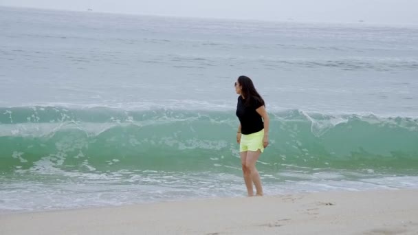 Mujer Joven Relaja Playa Durante Sus Vacaciones Verano Toma Cámara — Vídeos de Stock