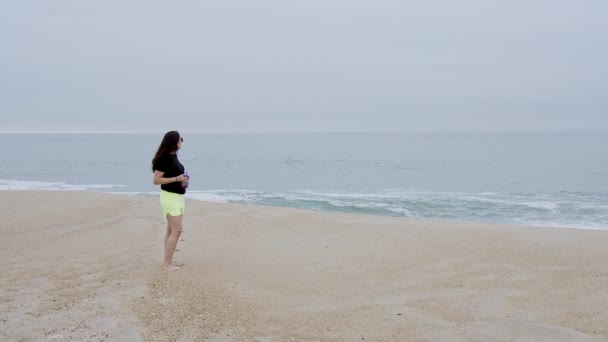 Sol Verano Diversión Playa Las Niñas Relajan Divierten Frente Del — Vídeo de stock