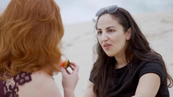 여름철의 해변에서 재미있는 소녀들은 긴장을 해면에서 동작을 장면에서 즐거운 시간을 — 비디오