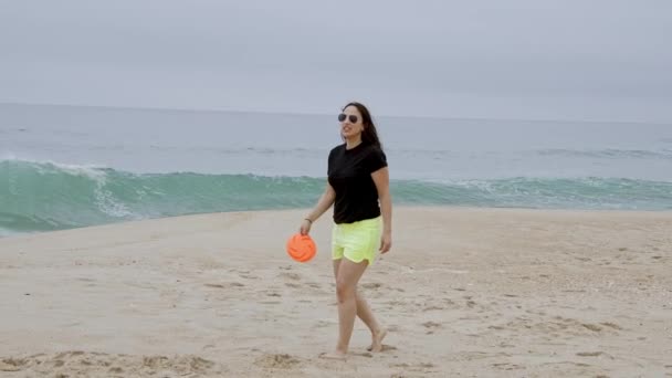 Hermosa Chica Divierte Playa Frente Del Mar Vacaciones Verano Toma — Vídeo de stock