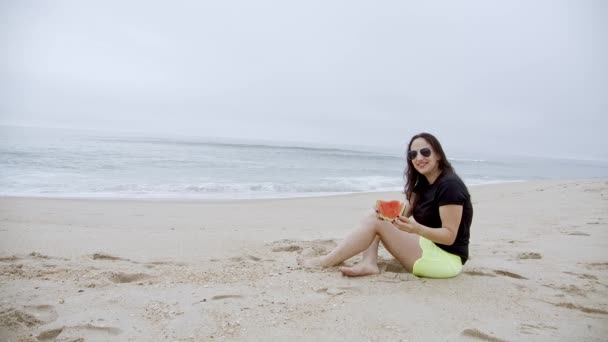 Ter Grande Momento Relaxante Praia Meninas Bonitas Férias Verão Tiro — Vídeo de Stock