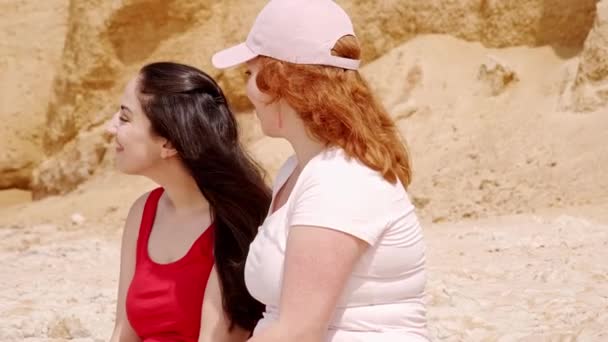 Μια Ξέγνοιαστη Χαλαρωτική Μέρα Στην Παραλία Όμορφα Κορίτσια Στις Καλοκαιρινές — Αρχείο Βίντεο
