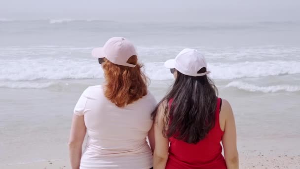 Genç Kadınlar Okyanus Kıyısında Harika Vakit Geçiriyorlar Plaj Tatili Yavaş — Stok video