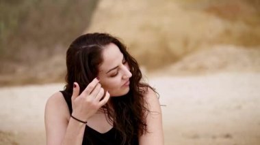 Plajda harika zaman geçirmek - yaz tatilindeki güzel kızlar - yavaş çekim.