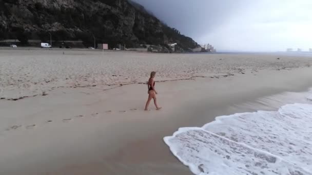 Úžasná Bílá Písečná Pláž Atlantského Oceánu Sexy Žena Plavkách Letecké — Stock video