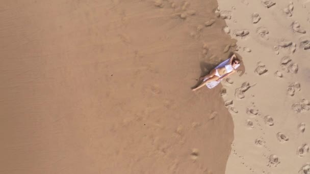 Симпатична Сексуальна Дівчина Лежить Піску Пляжі Відео Безпілотник — стокове відео