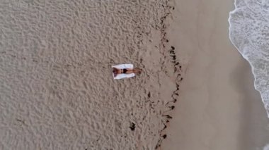 Kumsalda seksi kızlar - İHA 'nın yukarıdan aşağı görüntüsü - hava aracı görüntüsü