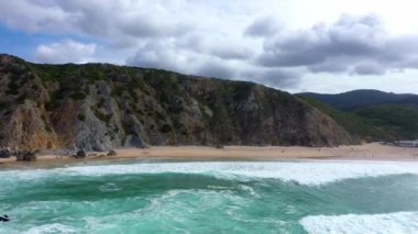 Portekiz kıyı şeridindeki Atlantik Okyanusu 'nun inanılmaz mavi suları. Hava aracı görüntüleri.