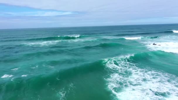 Increíble Agua Azul Del Océano Atlántico Costa Portuguesa Imágenes Aéreas — Vídeos de Stock