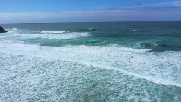 Τυρκουάζ Νερά Του Ωκεανού Στις Ακτές Της Πορτογαλίας Εναέρια Drone — Αρχείο Βίντεο