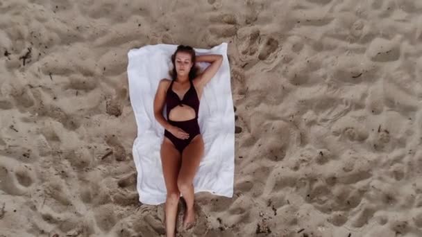 Piękna Dziewczyna Sama Piaszczystej Plaży Nad Oceanem Zdjęcia Dronów Lotniczych — Wideo stockowe