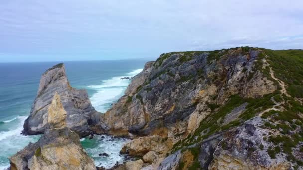 Úžasné Skalnaté Pobřeží Portugalska Atlantského Oceánu Letecké Záběry Bezpilotních Letounů — Stock video