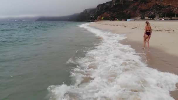 Sexy Meisje Een Badpak Loopt Een Zandstrand Aan Oceaan Luchtfoto — Stockvideo