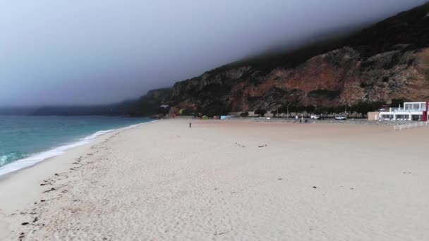 Praia Areia Branca Incrível Oceano Atlântico Mulher Sexy Maiô Metragem — Vídeo de Stock