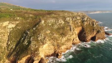 Günbatımında Portekiz 'deki Cabo da Roca' nın kayalık plajı. Hava aracı görüntüleri.