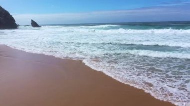Atlantik Okyanusu 'nun güzel kumlu sahili. Hava aracı görüntüleri.