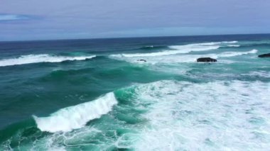 Portekiz kıyı şeridindeki Atlantik Okyanusu 'nun inanılmaz mavi suları. Hava aracı görüntüleri.